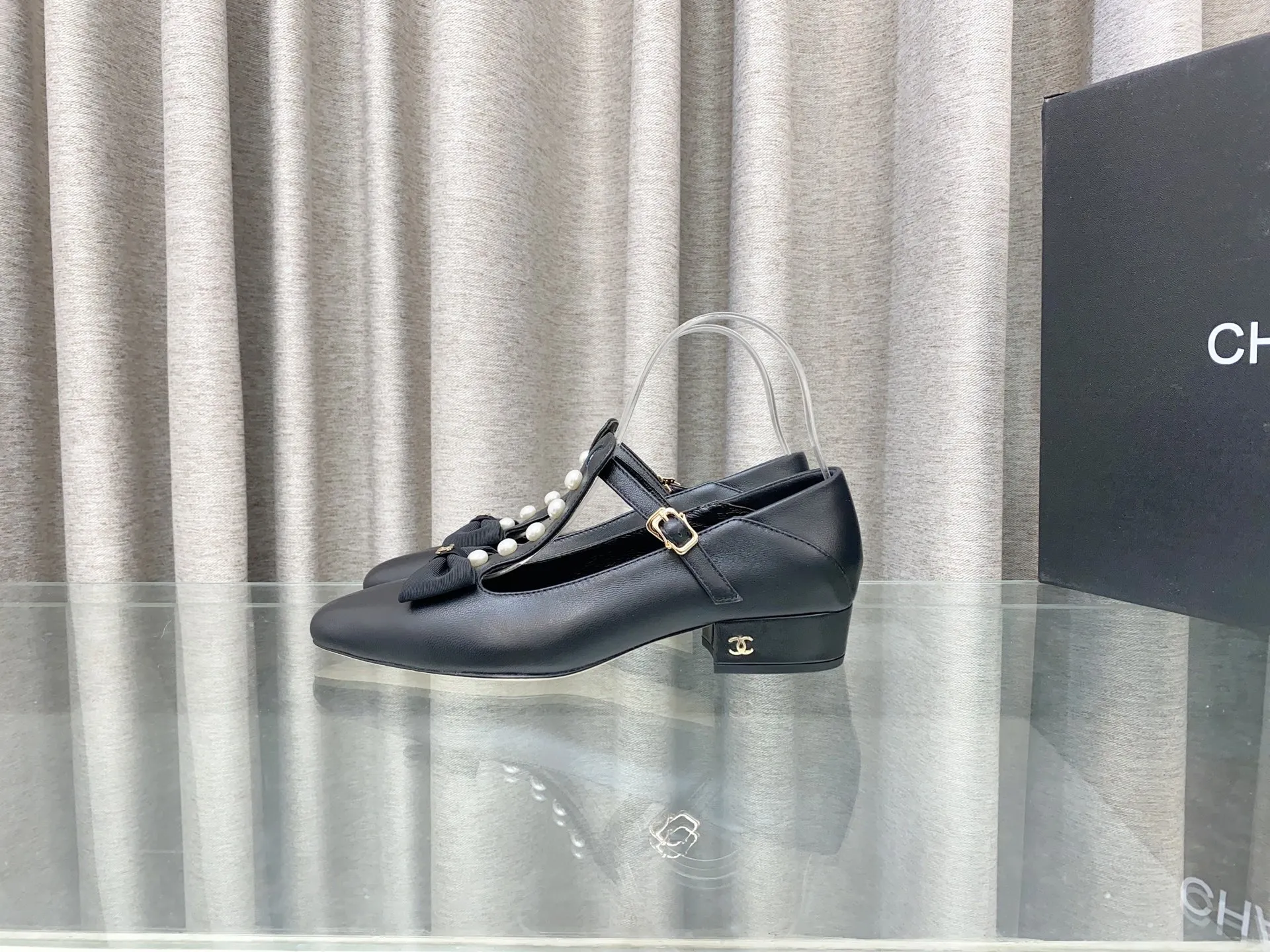 👟👟Ex-factory price 620👟👟 25Ss new spring and summer Chanel small fragrant pearl bow Mary Jane shoes. The cute bow decoration is playful and elegant ~ the upper is decorated with pearls, full of exquisiteness, and you can walk properly and beautifully! It's 100% sweet and so beautiful that you can't take your eyes away. It's comfortable and not tiring for your feet. It lengthens your leg lines! Have beauty and wear it with your own style and attitude! Upper: Lambskin Lining: Lambskin lining Sole: Italian genuine leather sole Size: 35-39 (40, 41 customizations are not returnable)
